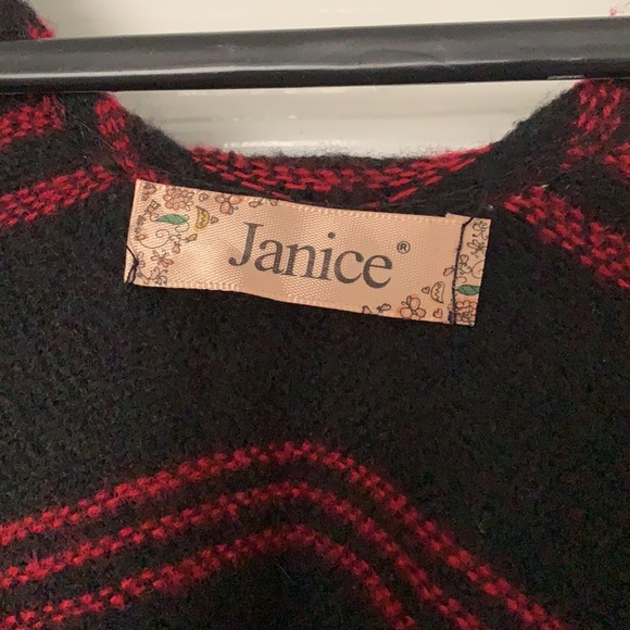 Garnet and black boutique poncho - Picture 2 of 6